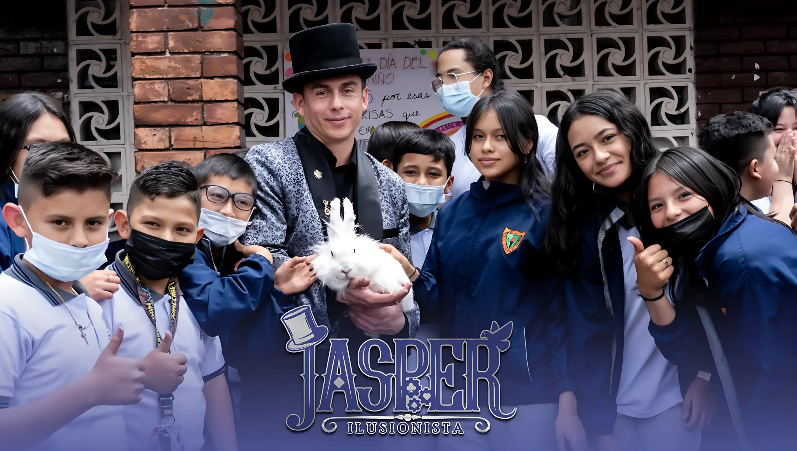 Mago Jasper realizando trucos de magia para niños en un evento especial